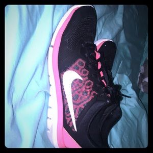 Nike women’s tennis shoes